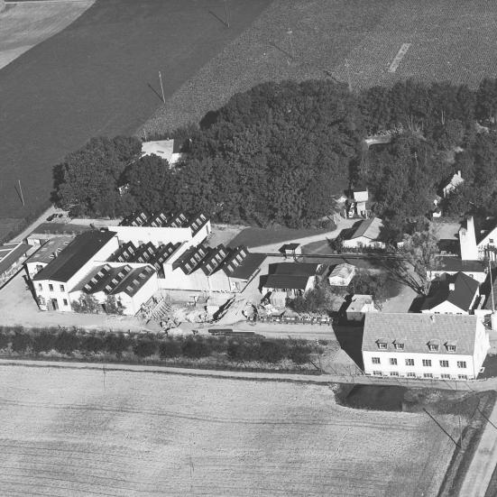 Sort-hvid luftfoto af sprængstoffabrikken i Jyderup i 1950’erne.