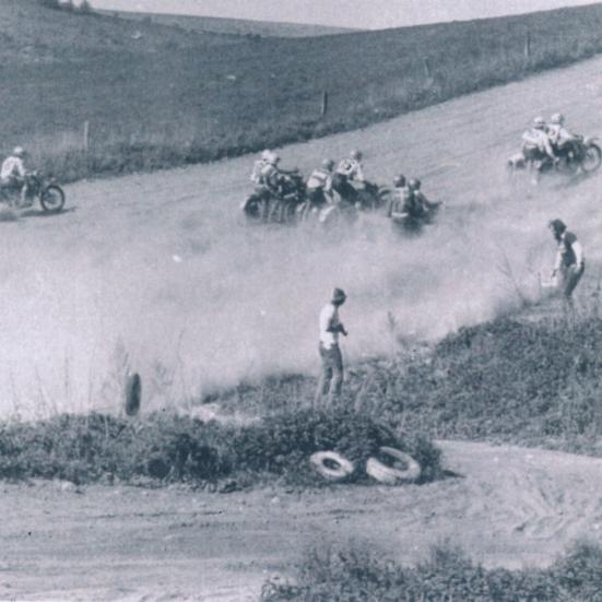 Sort-hvid foto: Der køres motocross på Sophienholmbanen.