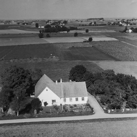 Sort-hvid foto: Luftfoto af Statshusmandsbruget Bjergby Statshuse 3. 