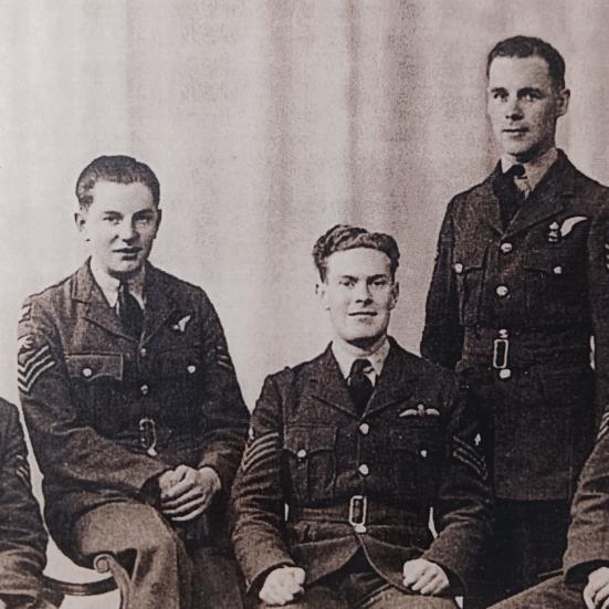 Sort-hvid foto: Besætningen fra det nedstyrtede Halifax. Alle klædt i uniform, poserende til portræt.