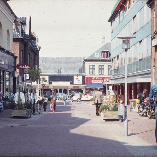 Farvefoto: Nygade set mod Ahlgade omkring 1980.