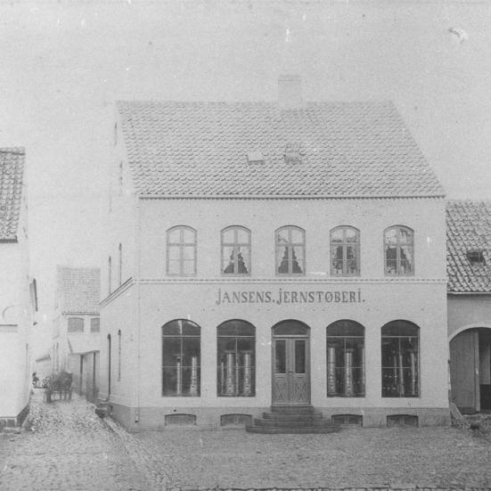 Sort-hvid foto af en hvid bygning.