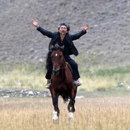 Manden de kalder Centaur i fuld galop med armene op i luften ud over stepperne