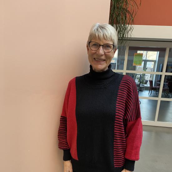Billede af Bente Andersen i Holbæk Biblioteks forhal