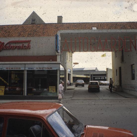 Farvefoto af husrække.