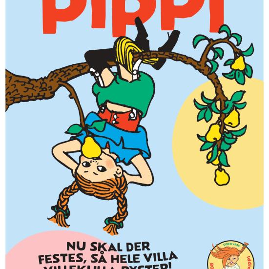 Pippi hænger i et træ på hovedet fra en gren og spiser pærer.