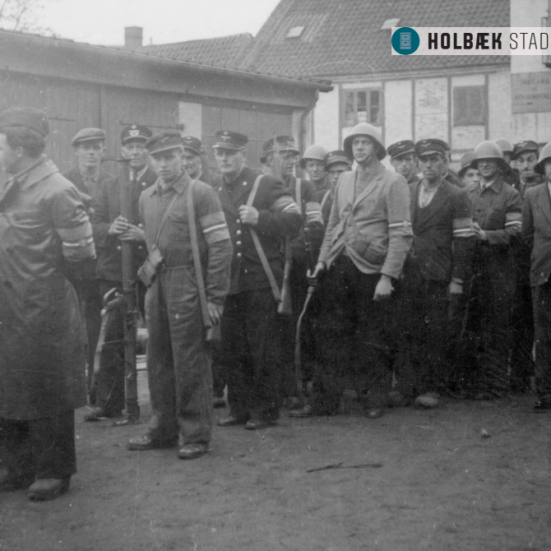 Sort-hvid foto af en gruppe modstandsfolk samlet i en baggård i Holbæk.