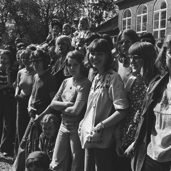 Sort-hvid foto af smilende unge i 1970'erne.