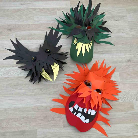 Monstermasker lavet i karton i sort, mørkegrøn og orange