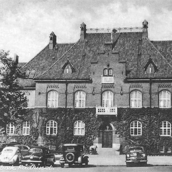 Sort-hvid foto af Holbæk gamle rådhus på Jernbanevej.