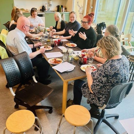 middag i skovlyst. Demokratiske Nabolag