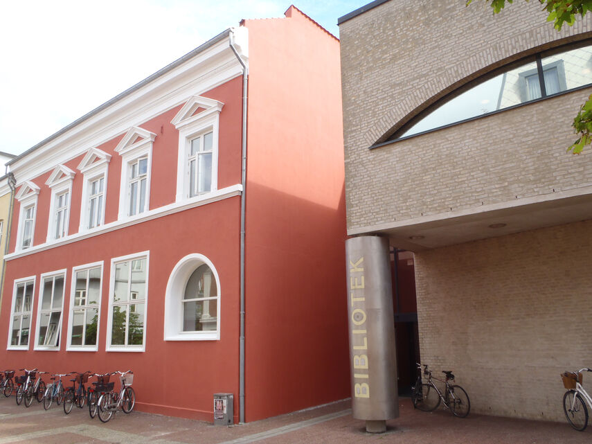 Holbæk Biblioteks hovedindgang set fra Nygade