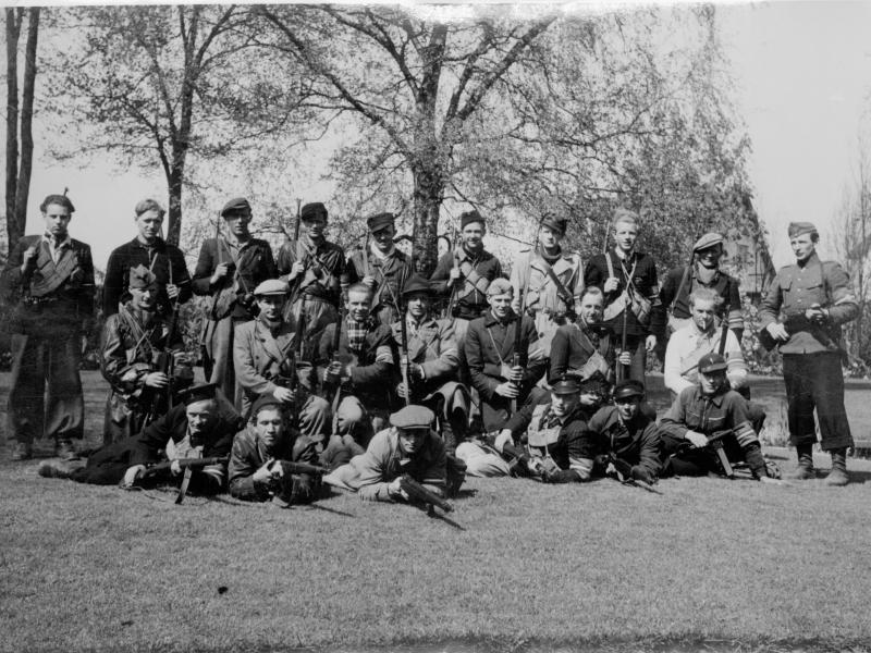 Sort-hvid foto: Deling fra modstandsbevægelsen i Holbæk fotograferet i befrielsesdagene, maj 1945.