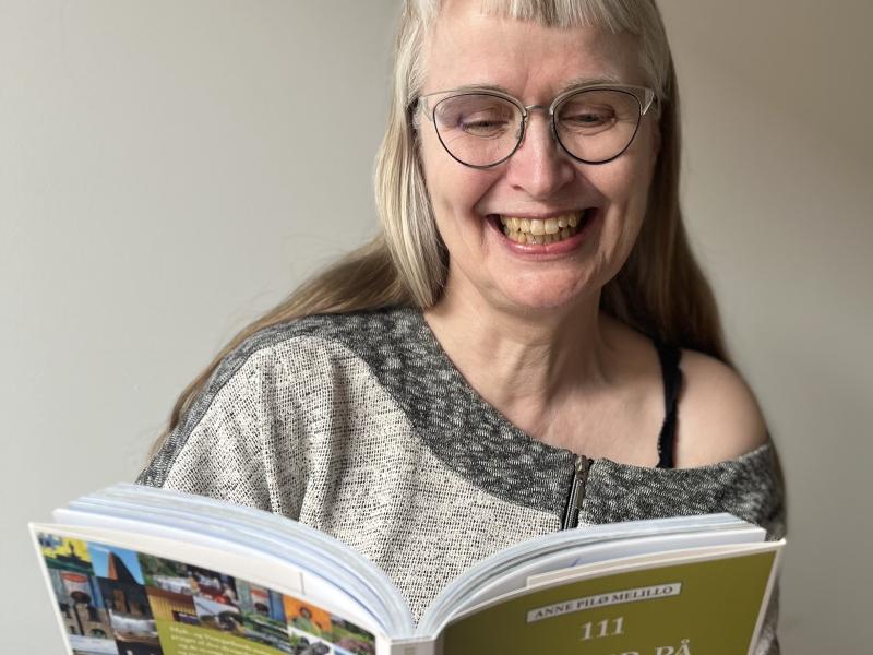 Anne Pilø Melilo læser i sin bog, 111 steder på Midt- og Vestsjælland som du SKAL se.