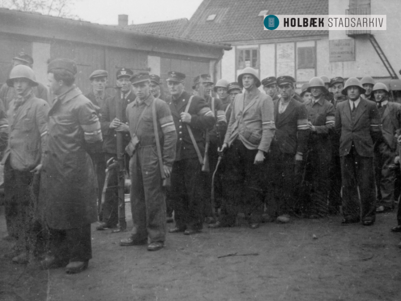 Sort-hvid foto af en gruppe modstandsfolk samlet i en baggård i Holbæk.