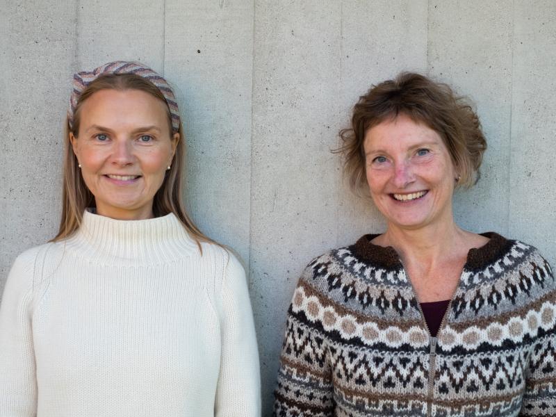 Foto af Marianne og Thea op ad en lys væg