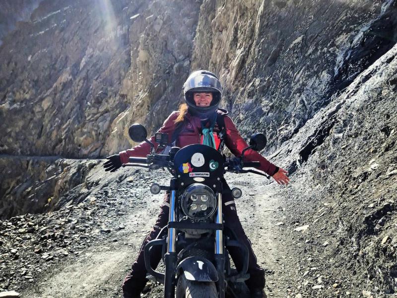 Hanne på motorcykel i Afganistan