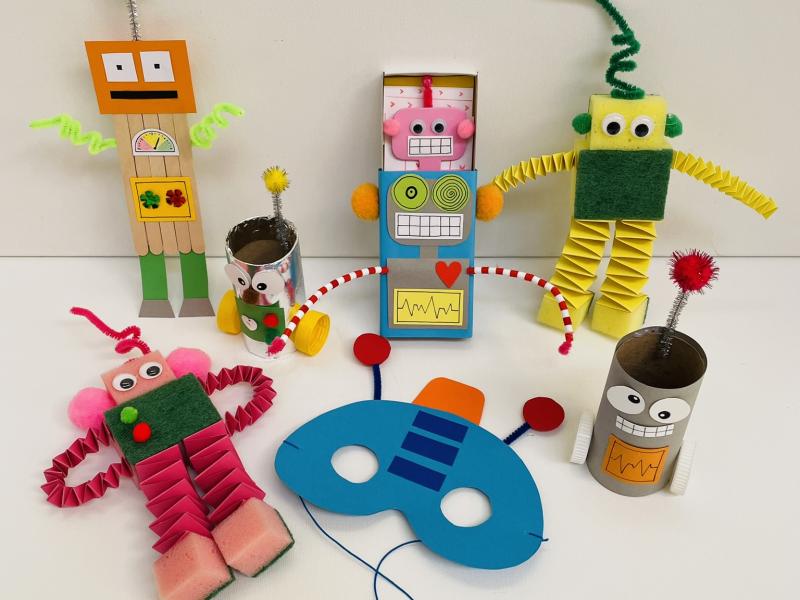 Robot krea: Robotter i mange farver og af forskelligt materiale.