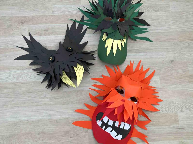 Monstermasker lavet i karton i sort, mørkegrøn og orange