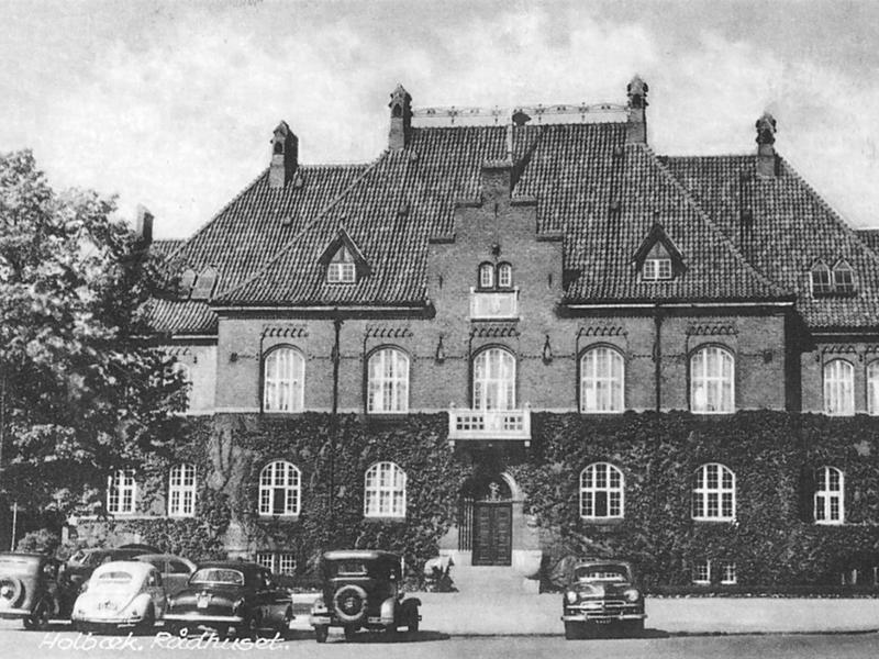 Sort-hvid foto af Holbæk gamle rådhus på Jernbanevej.