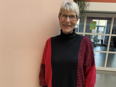 Billede af Bente Andersen i Holbæk Biblioteks forhal