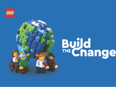 Blå baggrund med LEGO jordklode båret af LEGO mennesker