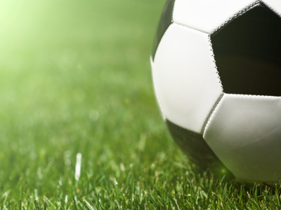 Close up billede af en SH fodbold på græs