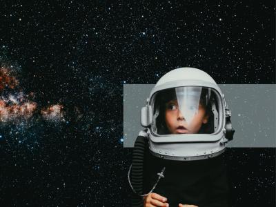 Barn med astronautudstyr ser op med mod en baggrund af stjerner.