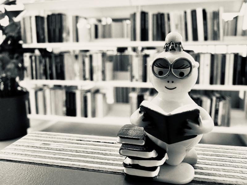 Sort/hvid foto af HU med bøger taget i biblioteket