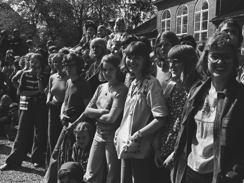 Sort-hvid foto af smilende unge i 1970'erne.