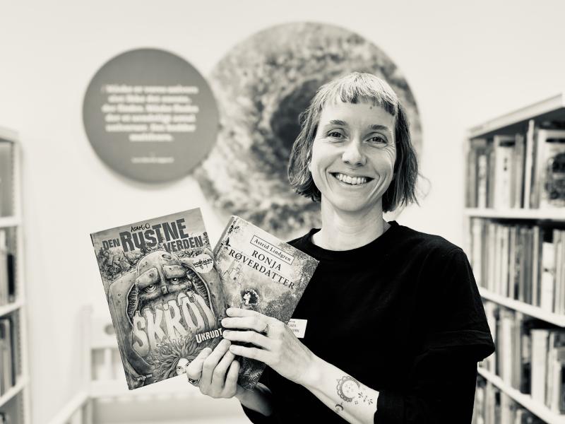 Katrine i børnebiblioteket, viser to bøger