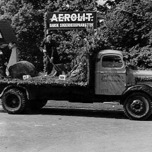 Sort-hvid foto: Bil fra fabrikken ved Fagenes Fest i Jyderup ca. 1940 med et skilt, hvorpå der står Aerolit.