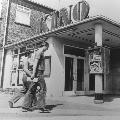 Sort-hvid foto: Et par på vej ind i Kino på Vimmelskaftet, 1974.