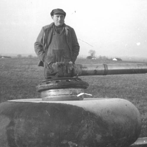 Sort-hvid foto: Den lokale Hans Peter Jensen, Søby, ved det ene hjul fra den nedskudte Halifax.
