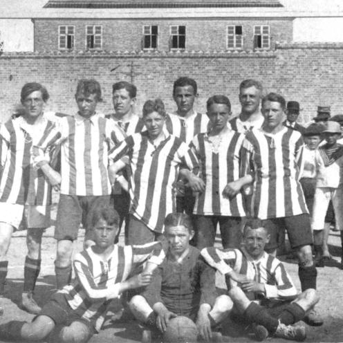 Sort-hvid foto: Fodboldhold opstillet til foto.
