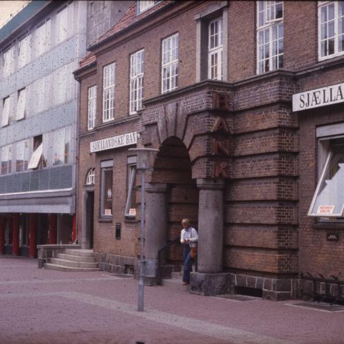 Farvefoto: Sjællandske Bank i Nygade.