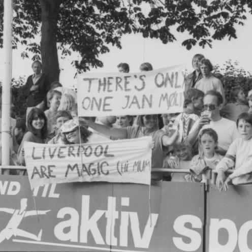 Sort-hvid foto af publikum på stadion. Nogle med bannere.