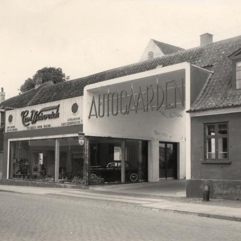 Sort-hvid foto af husrække.