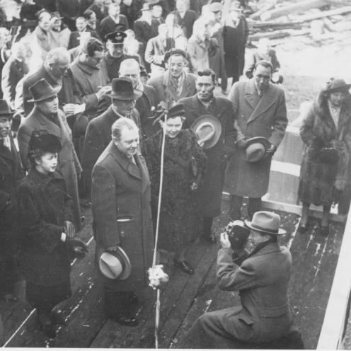 Sort-hvid foto af en gruppe mennesker på en bådebro.