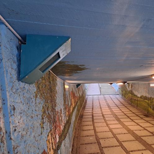 Farvefoto af højttalere i tunnellen ved Holbæk Station.