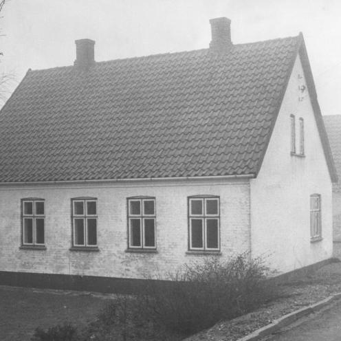 Sort-hvid foto af ejendom.