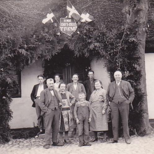 Sort-hvid foto af en gruppe mennesker under en æresport.