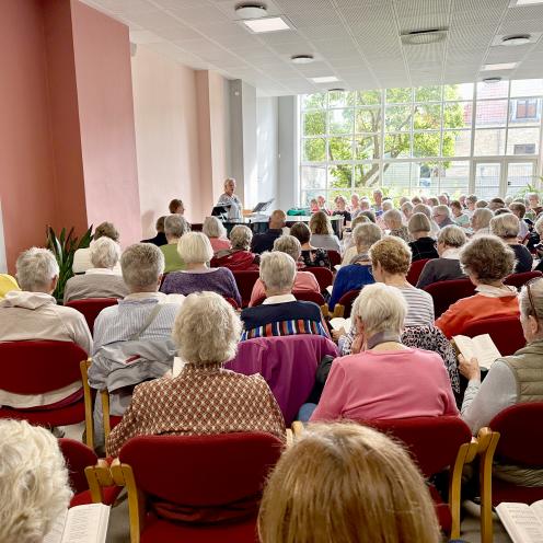 Foto fra morgensang med en masse sangere