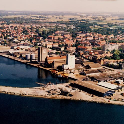 Farvebillede af Holbæk havn set fra luften. 