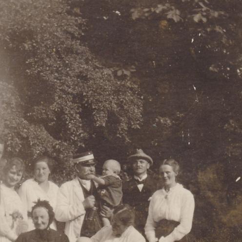 Herskabskusk Anders Jensen og hustruen Marie Amalie med familie i parken på Tølløse Slot.