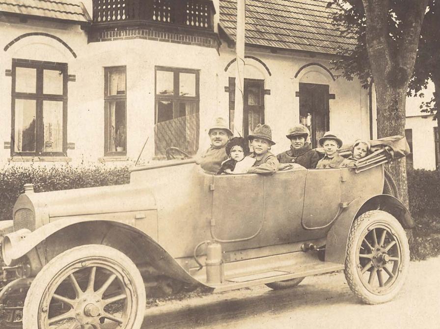 Sort-hvid foto: Carl Jacobsen og hans familie i bil på Drivsåtvej.