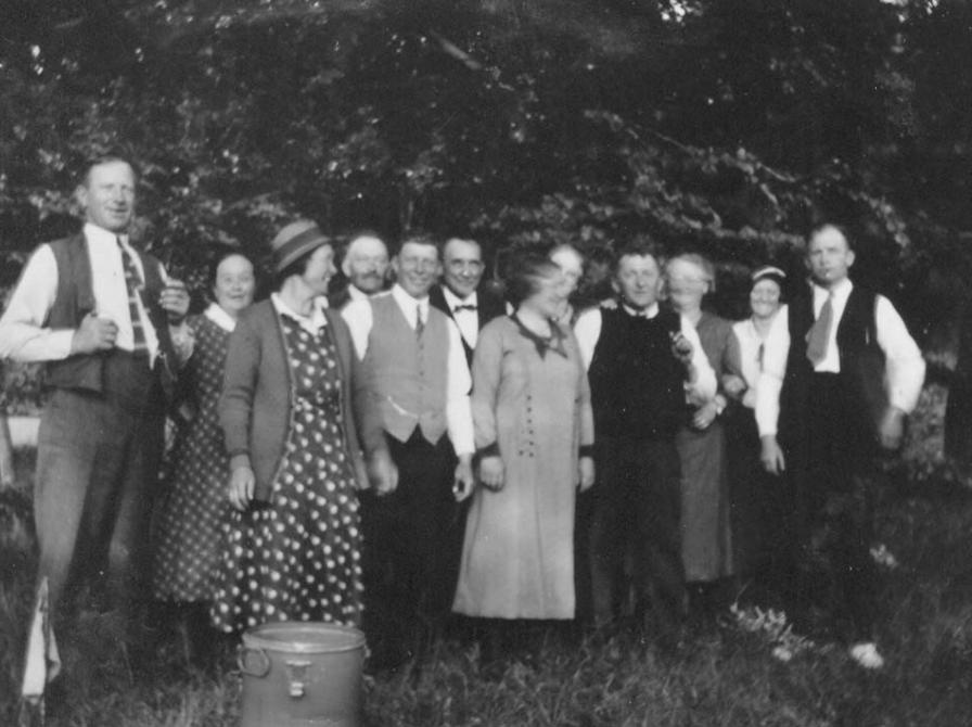 Sort-hvid foto: Personale fra Sprængstoffabrikken på sommerudflugt omkr. 1920.