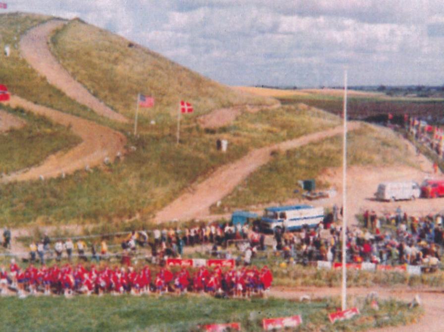 Farvefoto: Festdag med motorløb på Sophienholmbanen. Stor tilskuerskare.