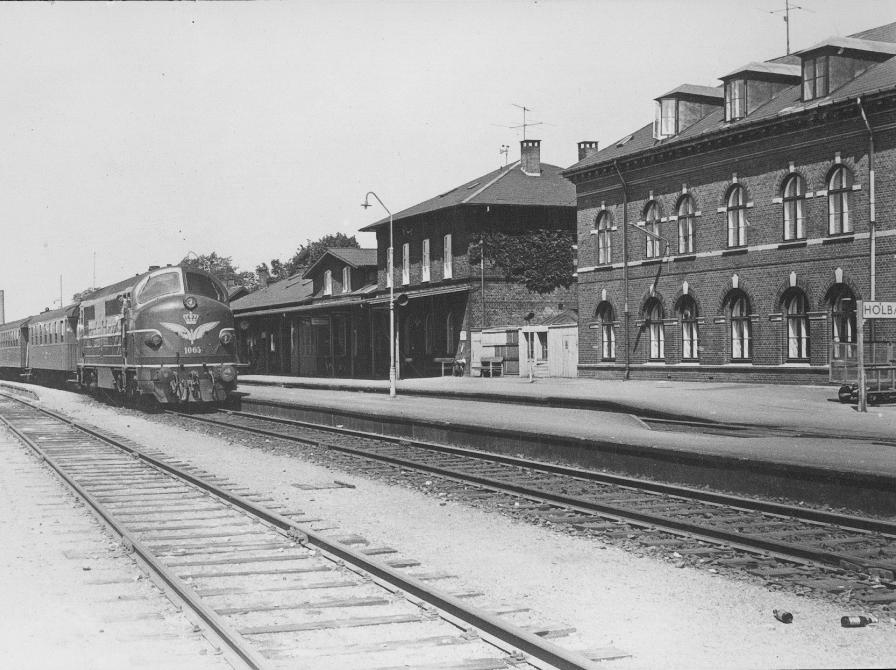 Sort-hvid foto: Det legendariske MX-lokomotiv ankommer til Holbæk.