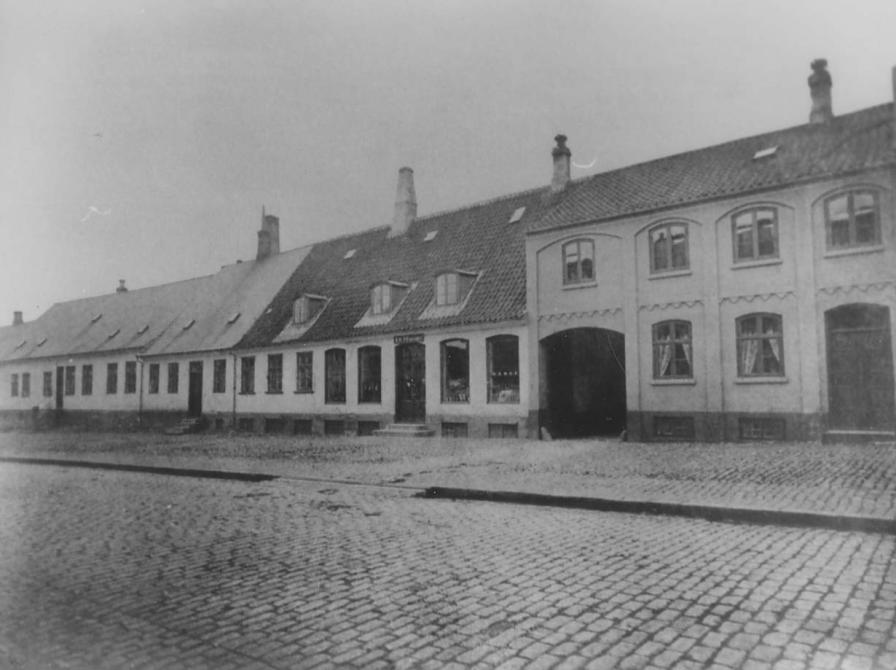 Sort-hvid foto: Husrækken Ahlgade 15-17 i 1880 set fra gaden.